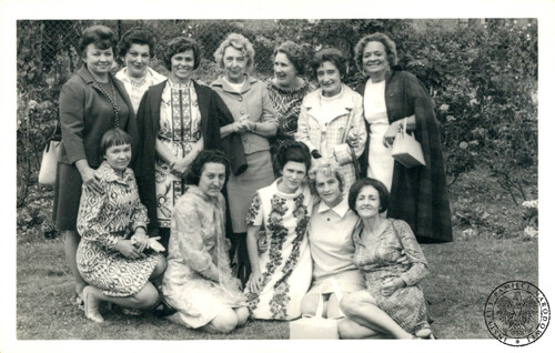 Anna Handerek z grupą byłych uchodźców podczas zjazdu zorganizowanego w Londynie w 1971 r. (fot. z zasobu AIPN)