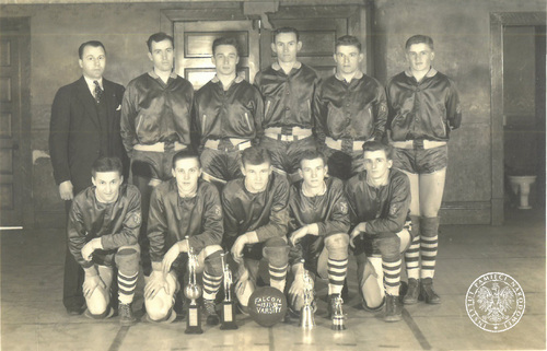 Męski zespół koszykarski PAF z trenerem Jackiem Grabińskim. Gniazdo nr 4, South Bend, stan Indiana, 1938 r. (fot. z zasobu AIPN)
