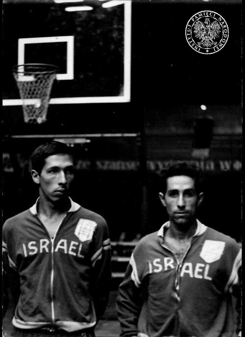 Zawodnicy reprezentacji Izraela w koszykówce podczas Mistrzostw Europy w Koszykówce w 1963 r. (fot. z zasobu AIPN)