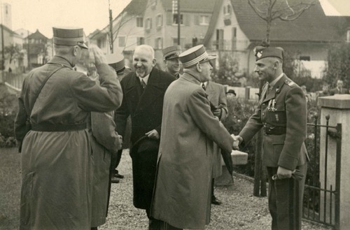 Gen. Bronisław Prugar-Ketling (pierwszy z prawej) witający się z pułkownikiem armii szwajcarskiej. Po lewej dowódcy szwajcarscy i poseł RP Aleksander Ładoś. Szwajcaria, Zuchwil, 1 listopada 1942 r. Fot. z zasobu Muzeum Kościuszki w Solurze