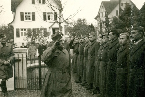Gen. Bronisław Prugar-Ketling dokonuje przeglądu delegacji jednostek wojskowych 2. DSP przybyłych na uroczyste odsłonięcie tablicy upamiętniającej Tadeusza Reytana. Szwajcaria, Zuchwil, 9 października 1941 r. Fot. z zasobu Muzeum Kościuszki w Solurze