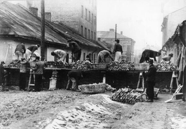 Ukryci pod dywanem. Emilia Dembska (Kołomyja)