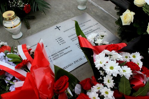 Tablica na grobie rodziny Marciniaków na cmentarzu w Rogóźnie. Uroczystość upamiętniająca zamordowanych za pomoc Żydom – Rogóźno, 23 lutego 2018 r. Fot. z zasobu IPN