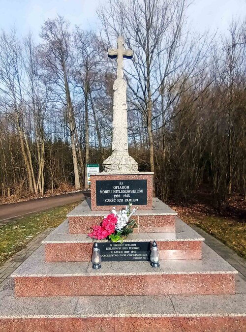 Pomnik poświęcony „Ofiarom mordu hitlerowskiego 1939-1945” znajdujący się w lasach ościsłowskich, przy drodze krajowej nr 60 (fot. E. Strzeszewska)