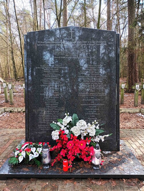 Tablica z nazwiskami osób pomordowanych w lasach ościsłowskich w latach 1940-1945 , w tym ofiar z 20 lutego 1940 r., umieszczona na cmentarzu wojennym w 2015 r. (fot. E. Strzeszewska, IPN)