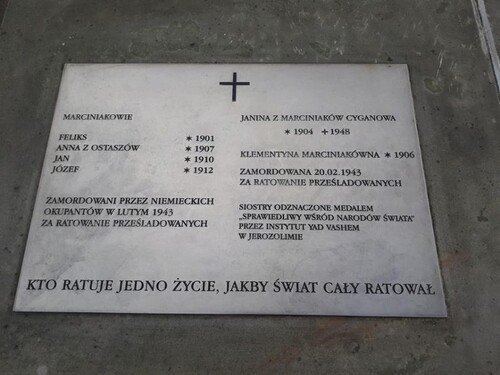 Tablica na grobie rodziny Marciniaków na cmentarzu w Rogóźnie, 2024 r. Fot. M. Krzysztofik (IPN)