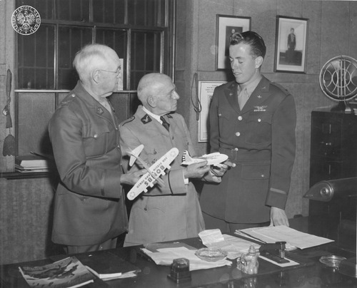 Prezes Sokolstwa Polskiego w Ameryce Teofil Starzyński (stoi w środku) trzyma model bombowca Boeing B-17 „Paderewski”, lata II wojny światowej (fot. z zasobu AIPN)