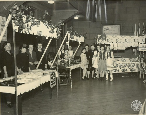 Wiceprezeska związku Maria Korpanty (stoi czwarta od lewej) z członkiniami Sokolstwa Polskiego w Ameryce podczas zbierania funduszy na zakup bombowca Boeing B-17, 1943 r. (fot. z zasobu AIPN)