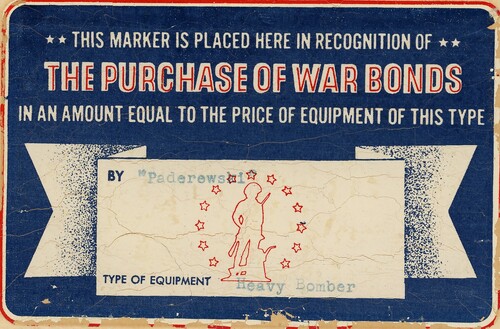 Egzemplarz znaczka umieszczonego na bombowcu Boeing B-17 „Paderewski” po przeprowadzonej przez Sokolstwo Polskie w Ameryce akcji zakupu obligacji wojennych, ok. 1944 r. (z zasobu AIPN)