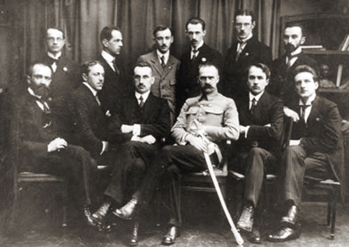 Komenda Naczelna POW. Pierwszy z prawej siedzi Jan Opieliński „Wojsznar”