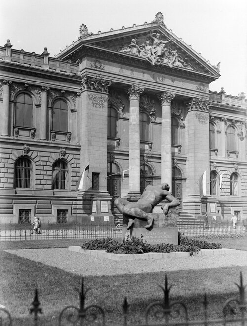 Pomnik POW-iaka w Warszawie, lata 30. XX wieku