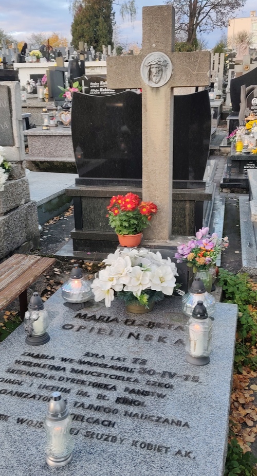 Nagrobek Marii i Kamili Opielińskich na Cmentarzu Nowym w Kielcach (fot. Izabela Bożyk)