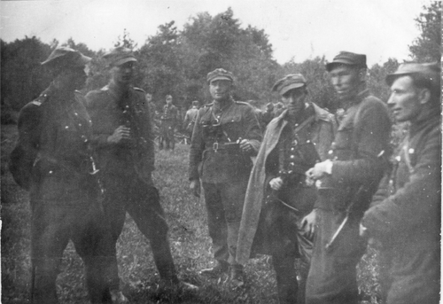 Drugi od lewej, obok mjr. „Łupaszki”, stoi por. „Stefan”, Podlasie 1945 r. Fot. z zasobu AIPN