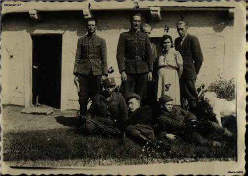 Drugi od lewej, stoi por. „Stefan”, Podlasie, wrzesień 1946 r. Fot. z zasobu AIPN