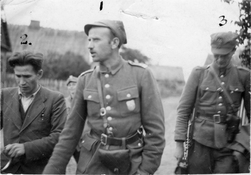 Pierwszy z prawej por. „Stefan”, w środku mjr „Łupaszka”, po lewej Wacław Bejnar „Orszak”, w tle Mieczysław Abramowicz „Miecio”, Podlasie 1945 r. Fot. z zasobu AIPN