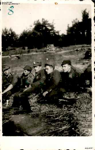 Trzeci od lewej por. „Stefan”, Podlasie 1945 r. Fot. z zasobu AIPN