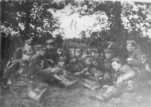 Trzeci od lewej siedzi por. „Stefan”, Podlasie 1945 r. Fot. z zasobu AIPN