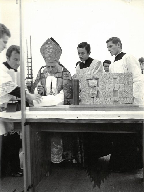 Uroczystość wmurowania kamienia węgielnego w 1972 roku. Na zdjęciu biskup gdański Lech Kaczmarek, po lewej ksiądz  Jan Majder, drugi proboszcz parafii na Przymorzu, budowniczy kościoła