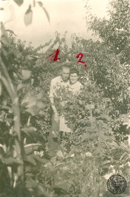 Ppor. Lucjan Minkiewicz „Wiktor” z żoną Wandą „Danką”, wśród drzew sadu na warszawskim Okęciu, sierpień 1946 r. (fot. z zasobu AIPN)