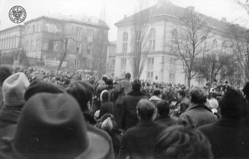 Tłum zebrany przed gmachem Biblioteki Uniwersytetu Warszawskiego w dniu 8 marca 1968 roku