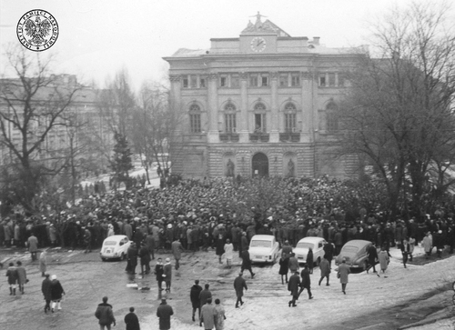 Wiec przed gmachem Biblioteki Uniwersytetu Warszawskiego w dniu 8 marca 1968 roku.