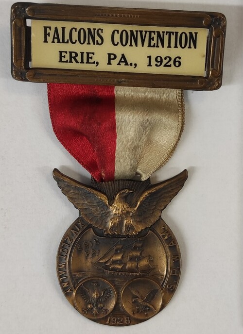 Przypinka z XIV Zlotu Sokolstwa Polskiego w Ameryce w Erie w stanie Pensylwania, 4-7 września 1926 r. Fot. AIPN