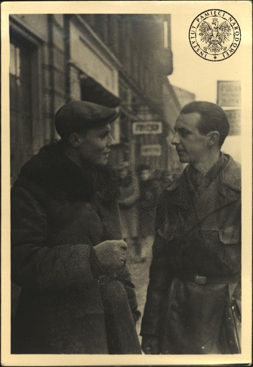 Jan Rodowicz (z prawej) z Józefem Saskim ps. „Katoda”, prawdopodobnie w 1943 r. Zdjęcie z materiałów Ministerstwa Bezpieczeństwa Publicznego, z depozytu Jana Rodowicza (fot. z zasobu AIPN)