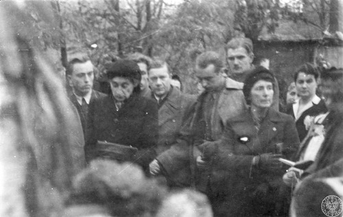 Pogrzeb Andrzeja Romockiego ps. „Andrzej Morro” w kwaterze batalionu „Zośka” na Cmentarzu Wojskowym na Powązkach w Warszawie. Od lewej: Witold Winnicki ps. „Pik”, Jadwiga Romocka z d. Niklewicz (matka Andrzeja), Jan Mazurkiewicz ps. „Radosław”, Jan Rodowicz ps. „Anoda”, Stanisław Sieradzki ps. „Świst”, Irena Niklewicz. Warszawa, 31 październik 1945 r. (fot. z zasobu AIPN)