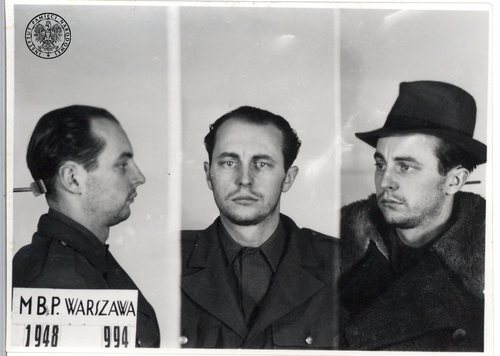 Zdjęcie sygnalityczne Jana Rodowicza ps. „Anoda”, wykonane po aresztowaniu w siedzibie MBP w Warszawie, grudzień 1948 r. (fot. z zasobu AIPN)