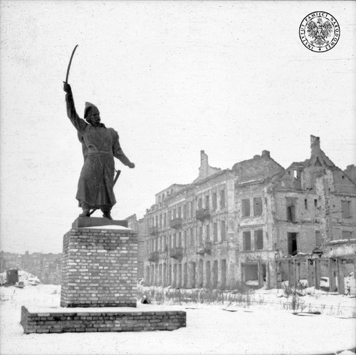 Pomnik Jana Kilińskiego na placu Krasińskich. Warszawa, październik lub listopad 1946 r. Autor: Julien Bryan (fot. z zasobu AIPN)