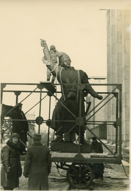 Pomnik Jana Kilińskiego podczas przenoszenia do Muzeum Narodowego. Warszawa, 1942 r. (fot. Mazowiecka Biblioteka Cyfrowa)