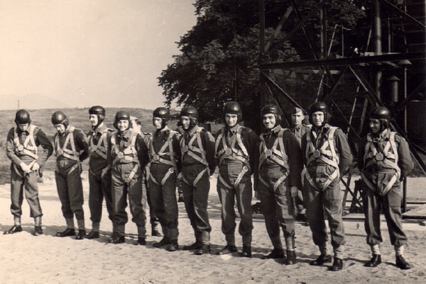 Cichociemni, broń i pieniądze. Łączność lotnicza z krajem w latach 1941–1944