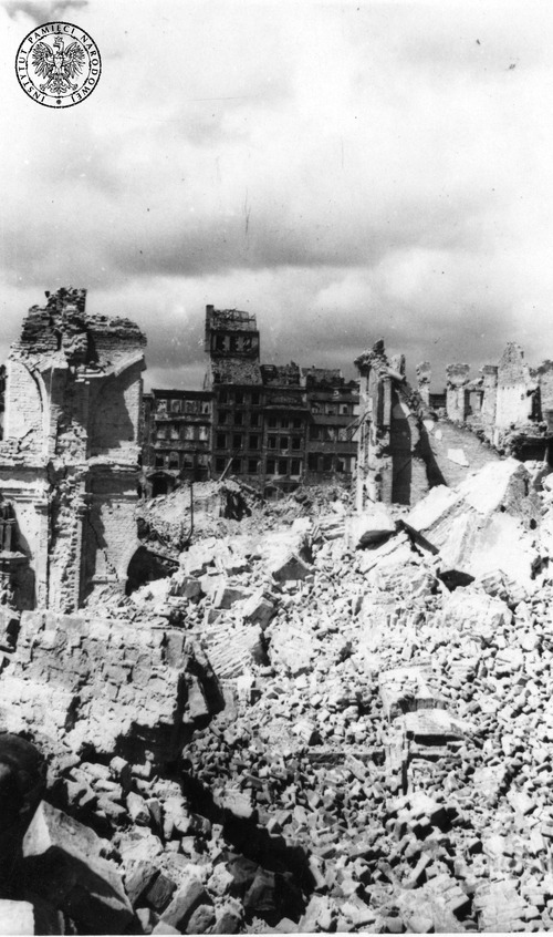 Ruiny Starego Miasta – fragment rynku, na pierwszym planie ruiny katedry św. Jana – 1945 r. (fot. z zasobu AIPN)