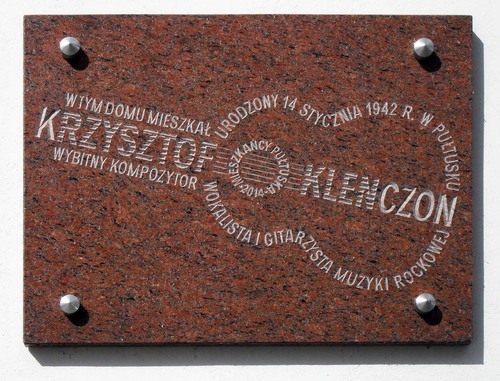 Tablica upamiętniająca Krzysztofa Klenczona, znajdująca się na elewacji domu w którym mieszkał we wczesnym dzieciństwie. Pułtusk, 2023 r.