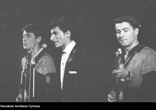 Koncert Niebiesko-Czarnych. Od lewej: Krzysztof Klenczon, Michaj Burano, Janusz Popławski, 1964 r. Autor: Z. Siemaszko (fot. NAC)