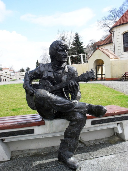 Grająca ławka z postacią siedzącego i grającego na gitarze Krzysztofa Klenczona – pomnik w Pułtusku, 2023 r. (fot. G. Mroczkowski)