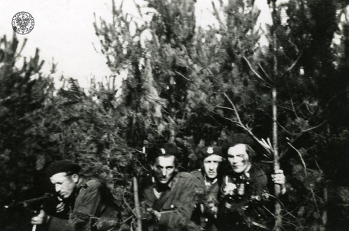Członkowie patrolu „Pilota”. Zdjęcie wykonano prawdopodobnie w Wielkanoc, 9 kwietnia 1950 r. (fot. z zasobu IPN)