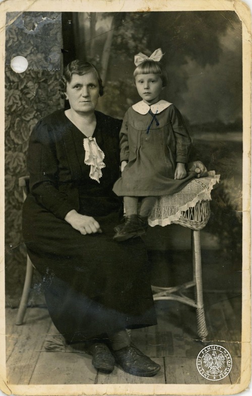 Teresa Kwapisz, ur. 25 maja 1938 r. (po prawej, oznaczona krzyżykiem) – dziecko porwane przez władze III Rzeszy. W jej dokumentacji występuje również data urodzenia: 25 luty 1938 r. W dniu 12 września 1942 r. została zabrana od opiekunki Kucharskiej i wywieziona do Brukau lub Mintzen k. Berlina. W Niemczech nadano jej nazwisko Irmengard Schebesta. Figuruje w wykazie dzieci, które po wojnie powróciły z Niemiec do Polski (fot. z zasobu IPN)