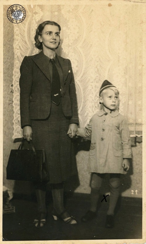 Konrad Jordański, ur. 21 czerwca 1936 r. (po prawej, oznaczony krzyżykiem), został zabrany przez Lebensborn. Repatriowany z Berlina w dniu 20 lutego 1950 r. Wrócił do opiekunki Anny Jasiak, zam. Łódź - Nowe Złotno, ul. Majowa (fot. z zasobu IPN)