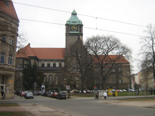W kompleksie więzienno-egzekucyjnym w Dreźnie przy Placu Monachijskim obecnie znajduje się siedziba miejscowej politechniki (stan obecny)