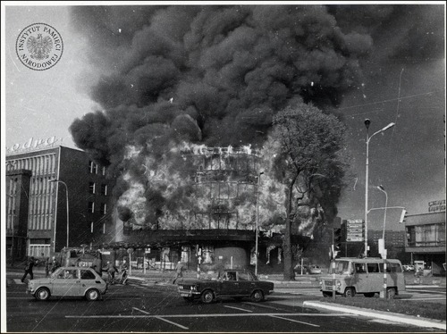 Płonący budynek Kombinatu Gastronomicznego „Kaskada”, 27 kwietnia 1981 r. (fot. z zasobu IPN)