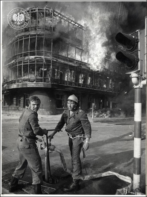 Strażacy gaszący pożar „Kaskady” w Szczecinie, 27 kwietnia 1981 r. (fot. z zasobu IPN)