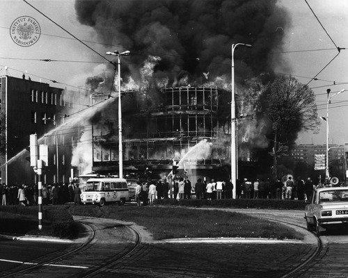 Płonący budynek Kombinatu Gastronomicznego „Kaskada”. Po lewej stronie zdjęcia widać fragment budynku należącego do Zakładów Przemysłu Odzieżowego „Odra”, 27 kwietnia 1981 r. (fot. z zasobu IPN)
