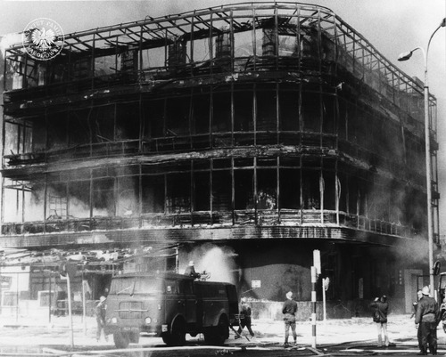 Fotografia przedstawia spalony budynek Kombinatu Gastronomicznego „Kaskada”, 27 kwietnia 1981 r. (fot. z zasobu IPN)