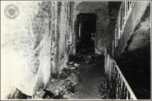 Wnętrze spalonej „Kaskady” po pożarze w dniu 27 kwietnia 1981 r. Na fotografii widoczne półpiętro z przejściem do zaplecza (fot. z zasobu IPN)