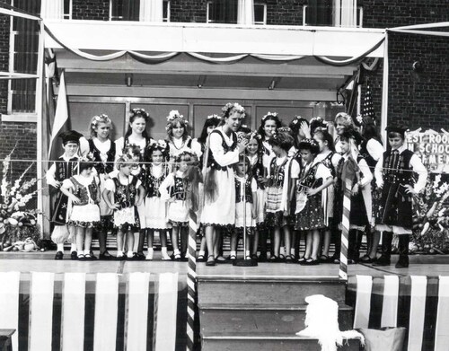 Dziecięcy Zespół taneczny „Orlęta” w polskich strojach ludowych z 24. Placówki SWAP w Bridgeport w Stanach Zjednoczonych, 1975-1985 r. Przy mikrofonie kierowniczka zespołu Donna Knapczyk. Fot. z zasobu IPN, ze zbioru kopii cyfrowych fotografii przekazanych do IPN przez Stowarzyszenie Weteranów Armii Polskiej w Ameryce.