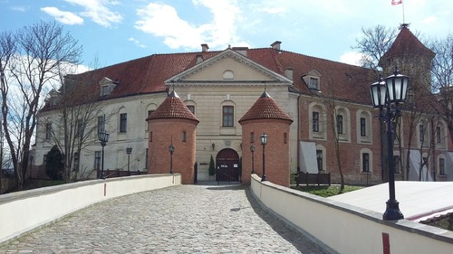 Zamek w Pułtusku, który jest siedzibą Dom Polonii – Stowarzyszenia „Wspólnota Polska”. W tym miejscu w 2001 r. podczas II Zjazdu Polonii i Polaków z Zagranicy delegaci-uczestnicy z 51 krajów wystosowali apel do parlamentarzystów RP o ustanowienie Dnia Polonii i Polaków za Granicą. Pułtusk, 2019 r. Fot. P. Zielony (IPN)