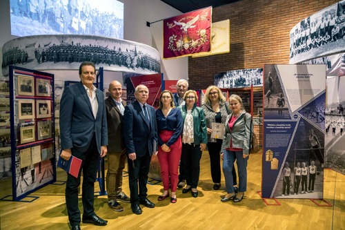 Uczestnicy 44. Stałej Konferencji Muzeów, Archiwów i Bibliotek Polskich na Zachodzie podczas zwiedzania wystawy IPN „»Ramię krzep – Ojczyźnie służ«. 135. rocznica powstania Sokolstwa Polskiego w Ameryce” prezentowanej w Muzeum im. Kazimierza Pułaskiego w Warce – 28 września 2022 r. Fot. Katarzyna Adamów (IPN)