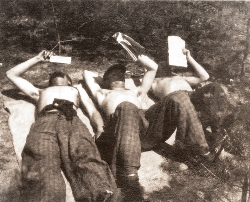 Żołnierze oddziału „Jędrusie” przygotowują się do małej matury. Fot. ze zbiorów autora