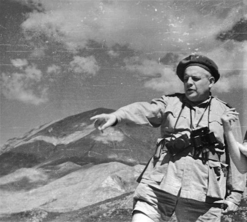 Melchior Wańkowicz po bitwie o Monte Cassino na szczycie „Widma”, w tle Monte Cairo - maj 1944 r. (domena publiczna)